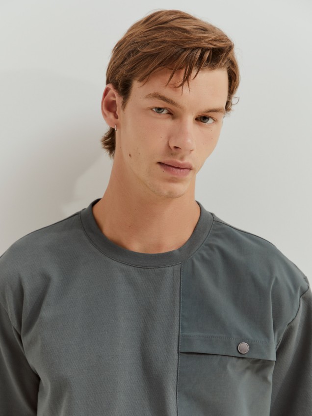 T-shirt com bolso