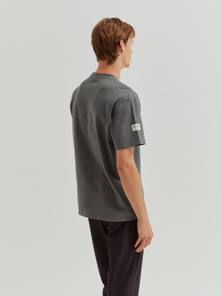 T-shirt com bolso