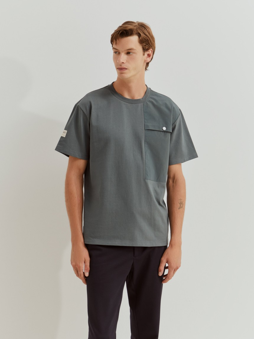 T-shirt com bolso