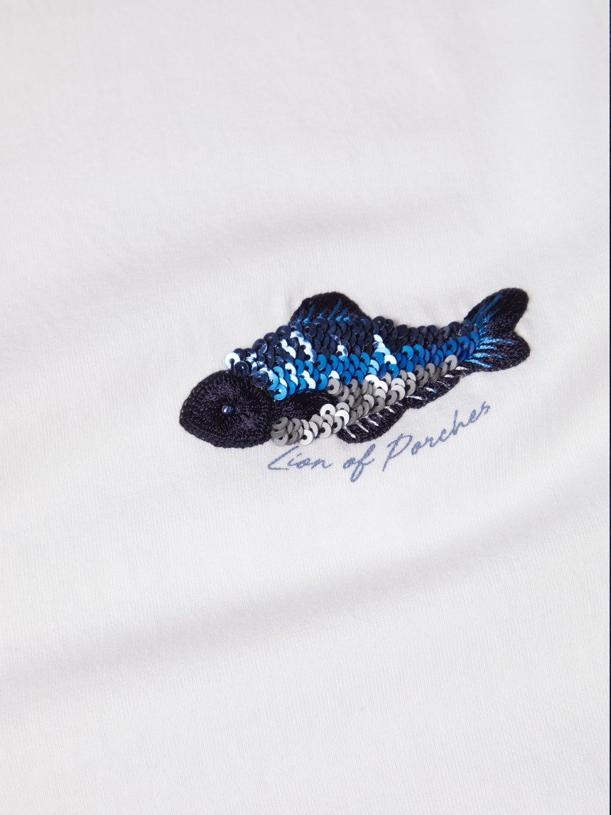 T-shirt com peixe bordado