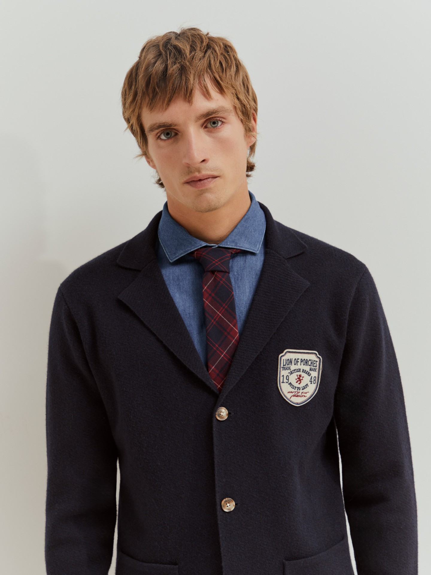 Blazer com emblema bordado