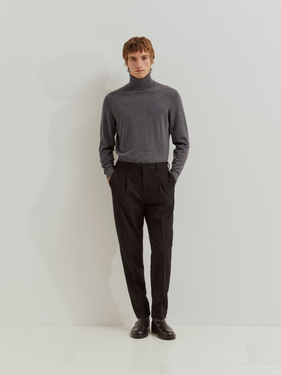 Pantaln regular fit con pinzas