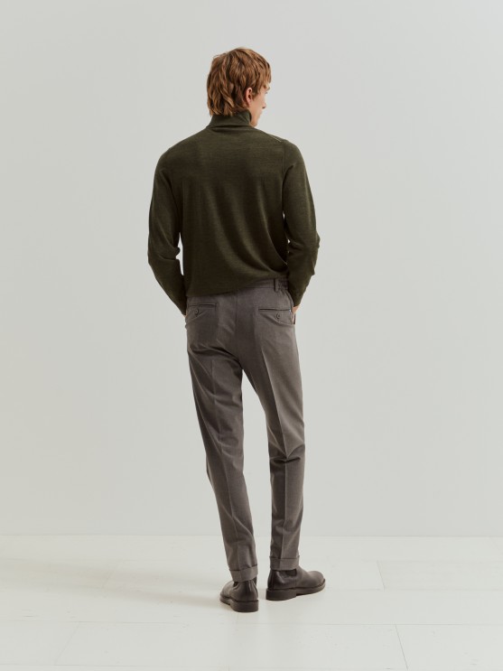 Pantaln regular fit con pinzas