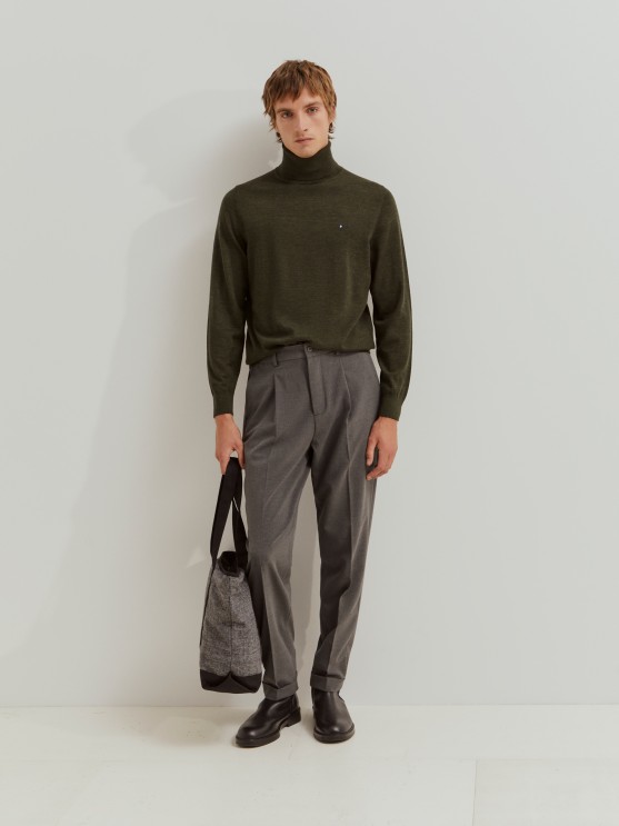 Pantaln regular fit con pinzas