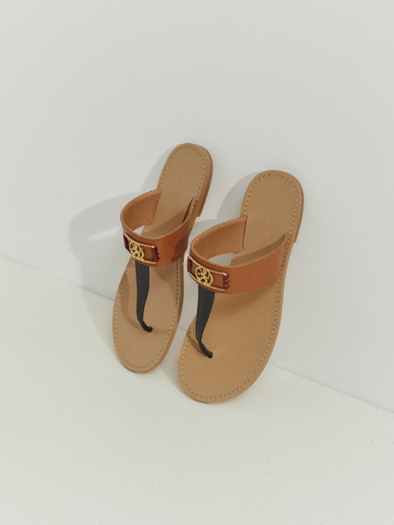 Flat leather sandals