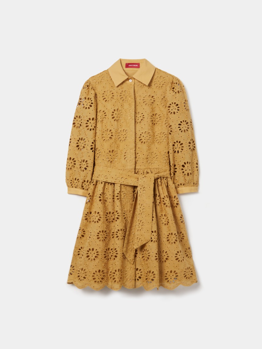 Vestido curto com bordado ingl�s