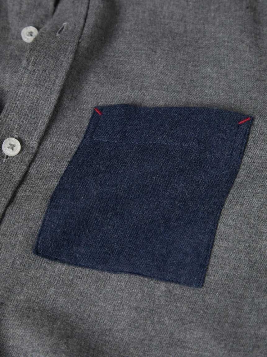 Camisa com bolso em contraste