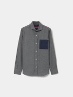 Camisa com bolso em contraste
