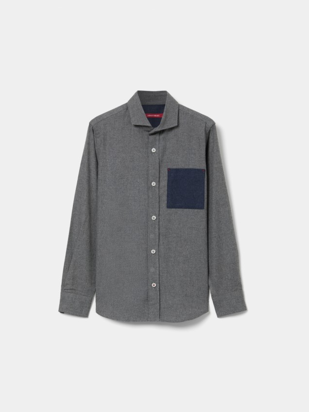 Camisa com bolso em contraste