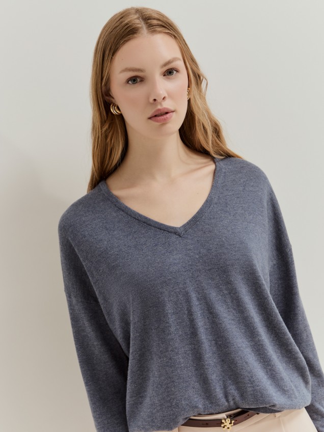 V-neck pullover