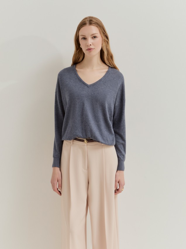 V-neck pullover