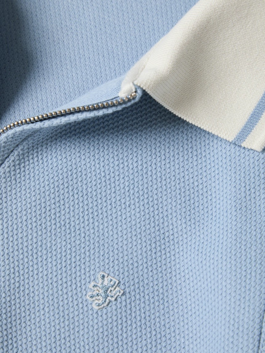 Polo de manga curta com fecho