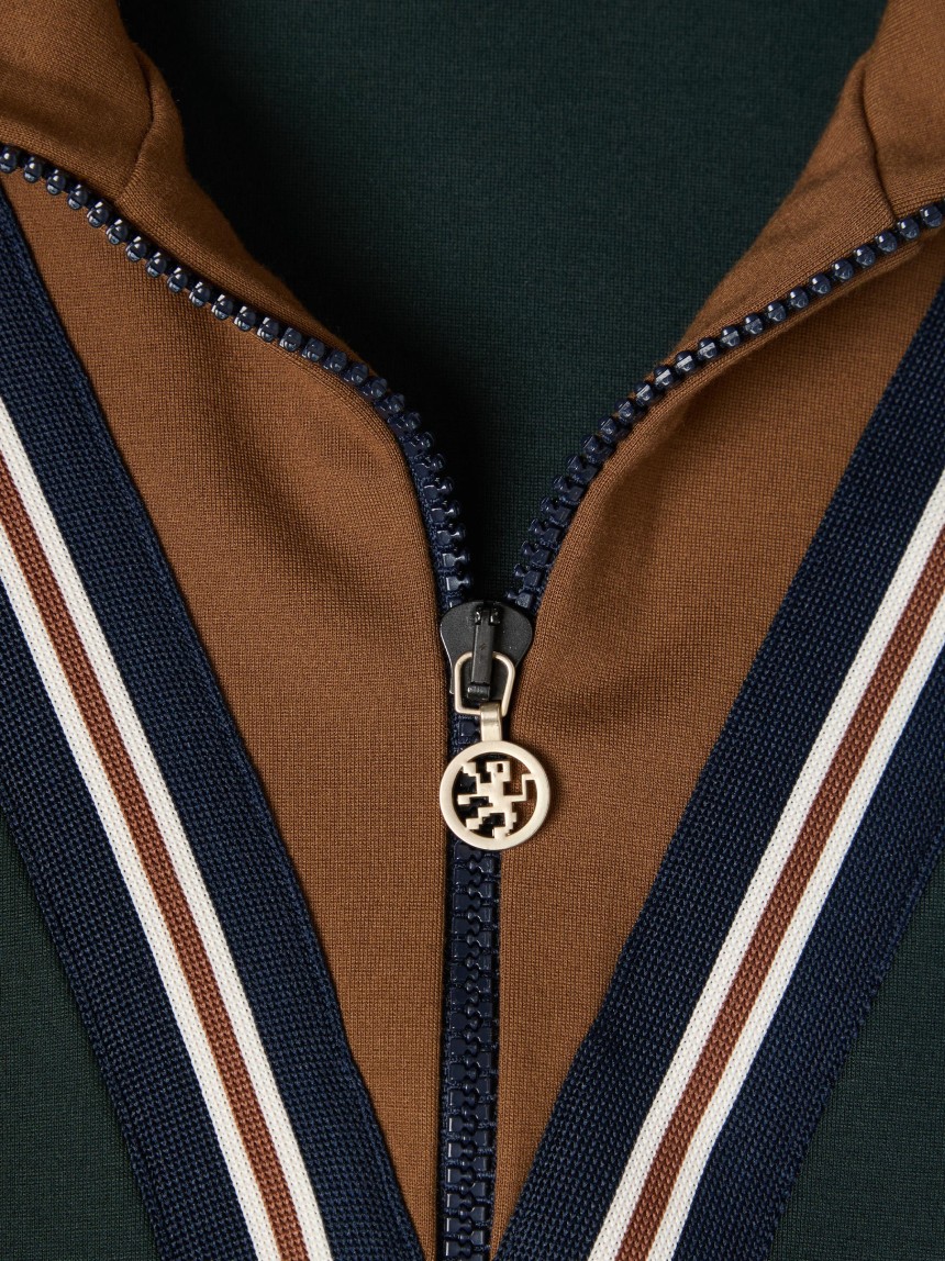 Knitted jumper with fastening