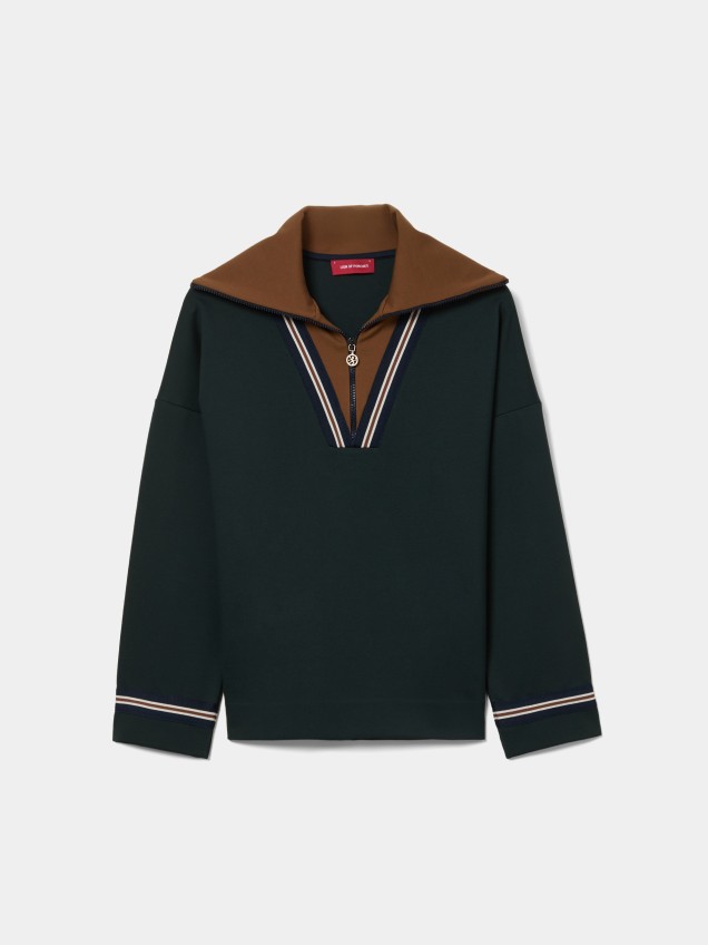Knitted jumper with fastening