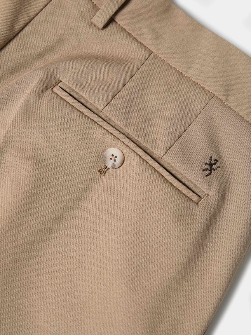 Pantalones chinos con pliegues