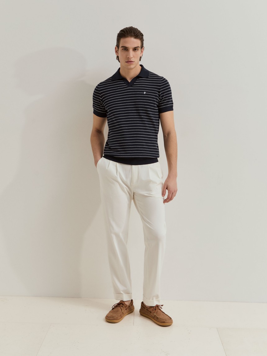 Polo de malha �s riscas