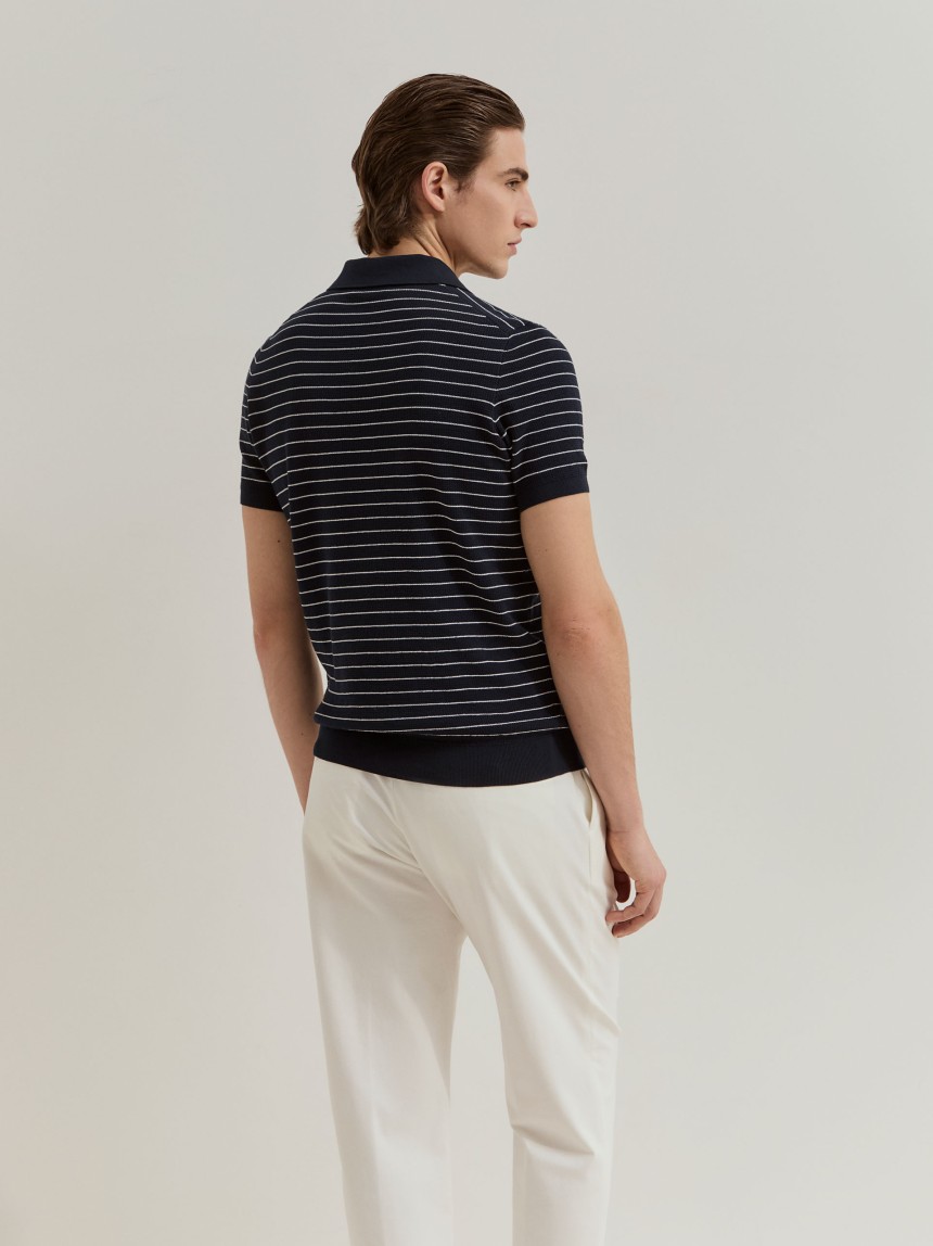 Polo de malha �s riscas