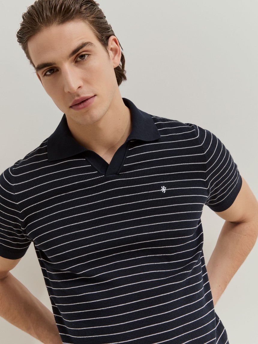 Polo de malha �s riscas