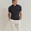 Polo de malha �s riscas