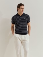 Polo de malha �s riscas