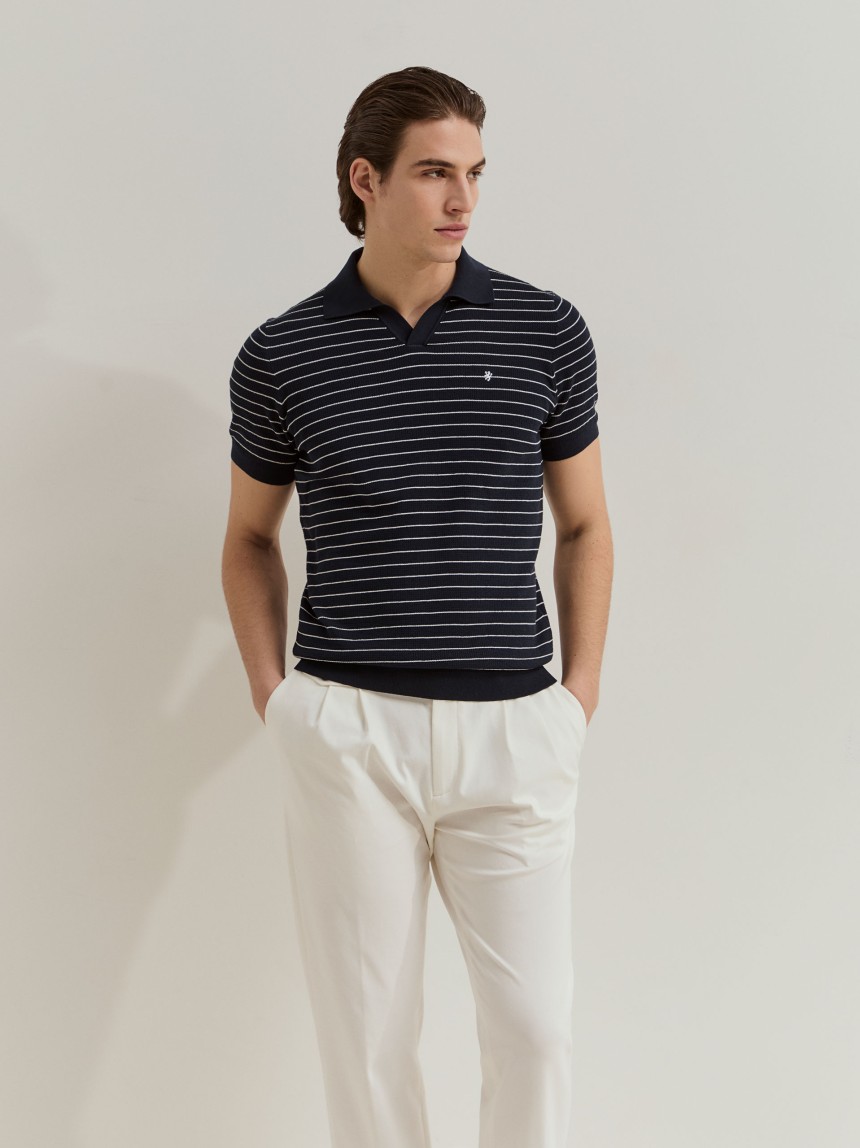 Polo de malha �s riscas