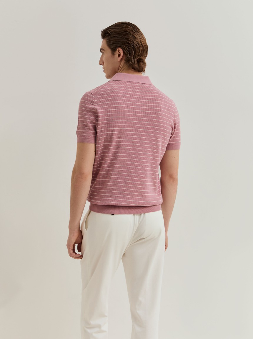 Polo de malha �s riscas