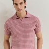 Polo de malha �s riscas