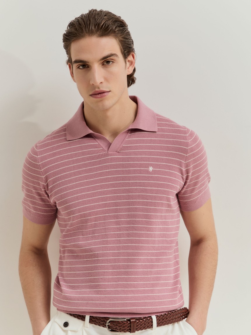 Polo de malha �s riscas