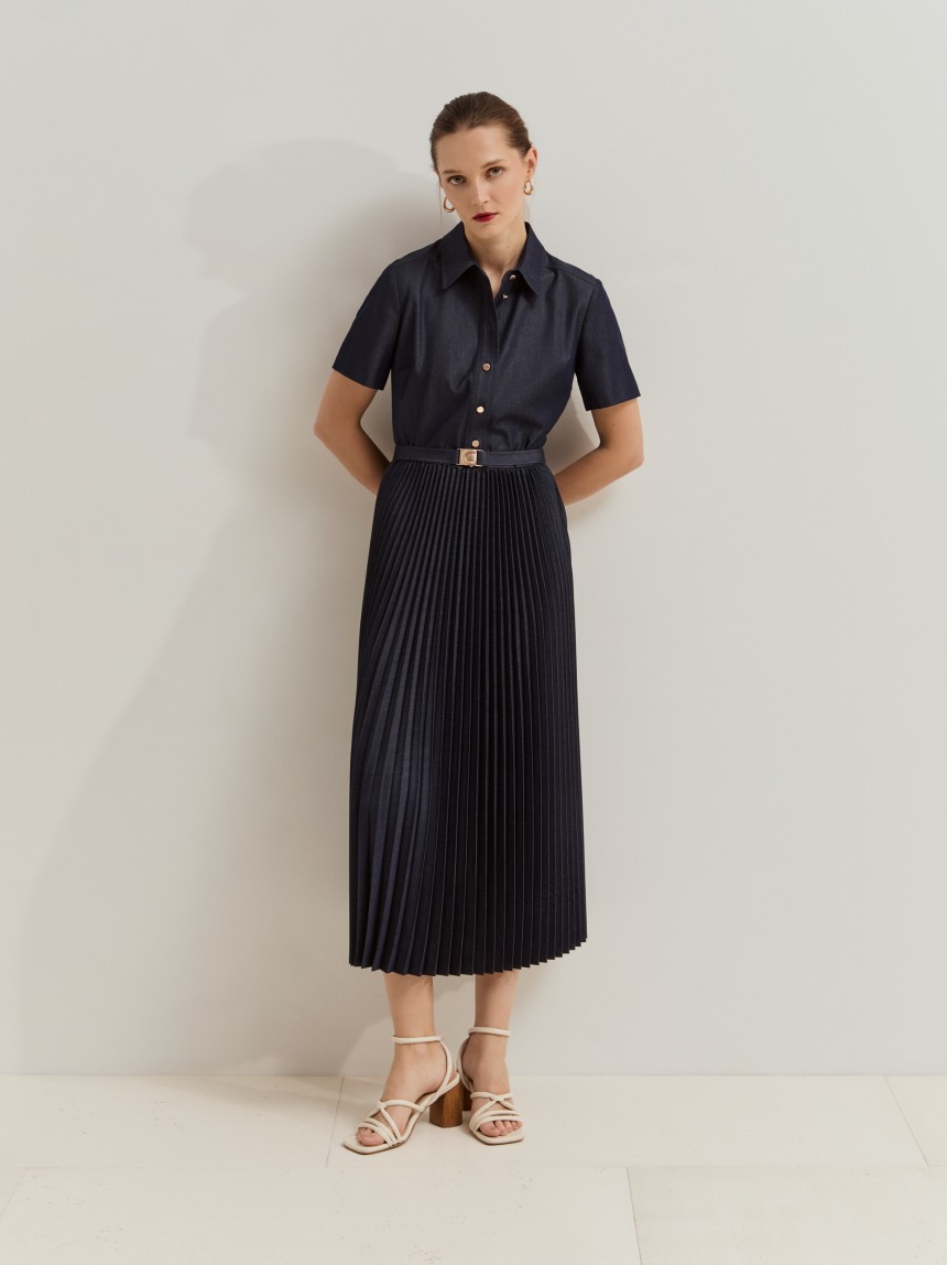 Vestido midi com saia plissada