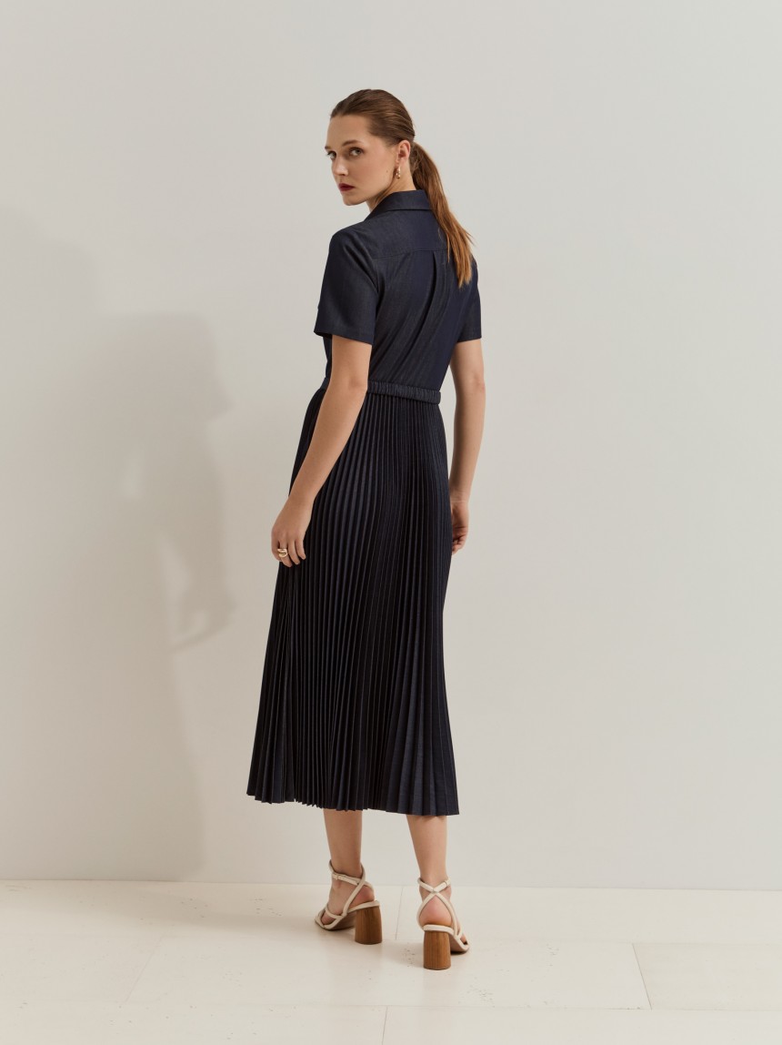 Vestido midi com saia plissada