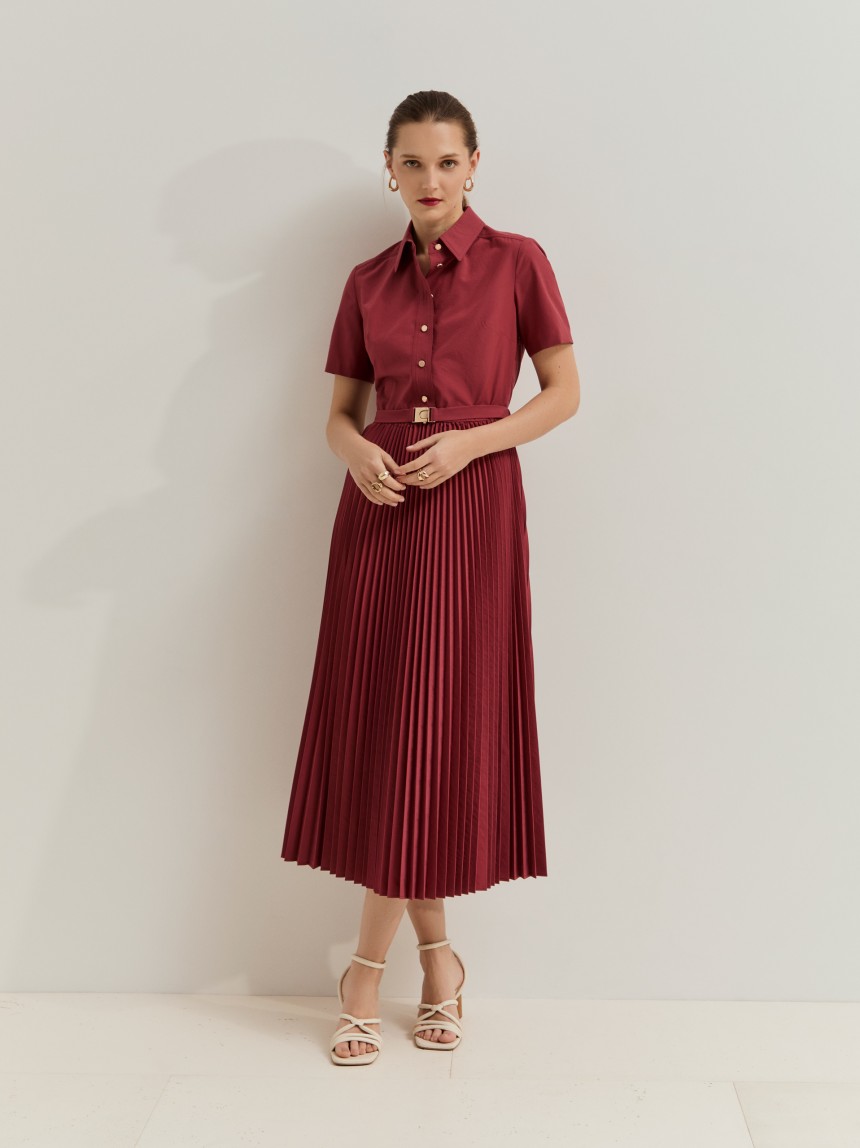 Vestido midi com saia plissada