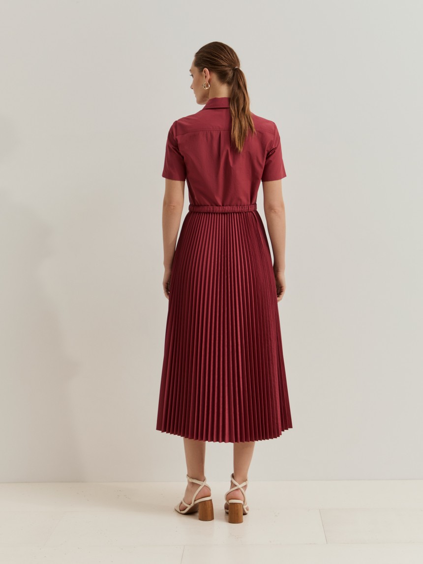 Vestido midi com saia plissada