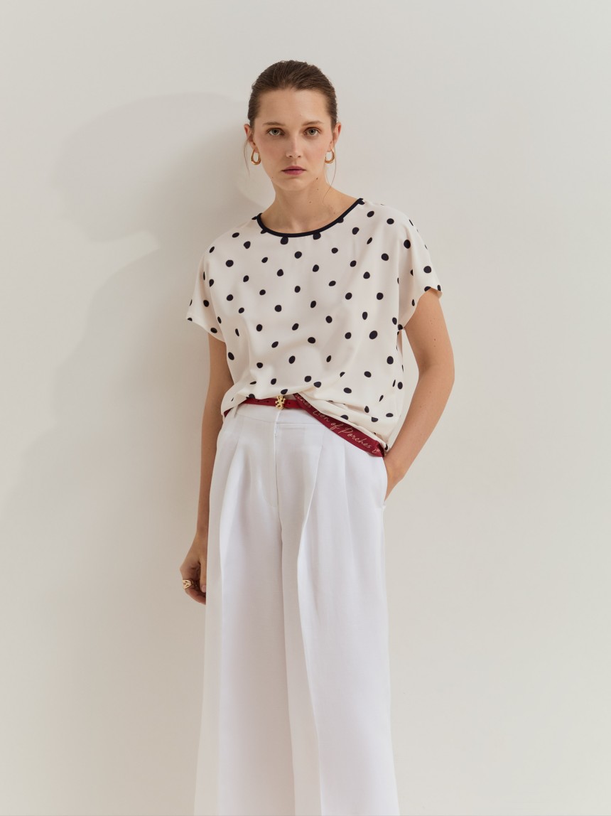 Blusa de manga curta �s bolinhas