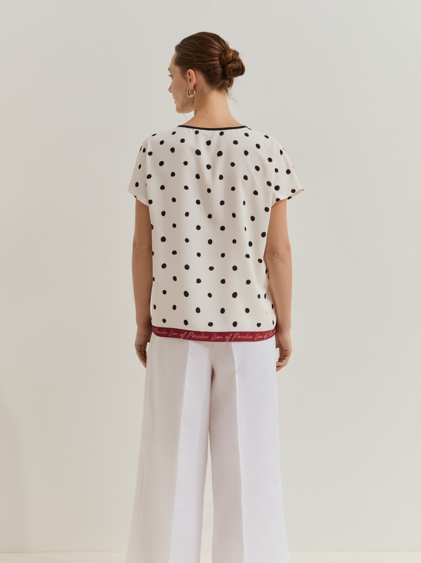 Blusa de manga curta �s bolinhas