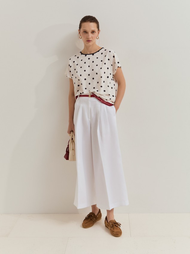 Short-sleeved polka dot blouse