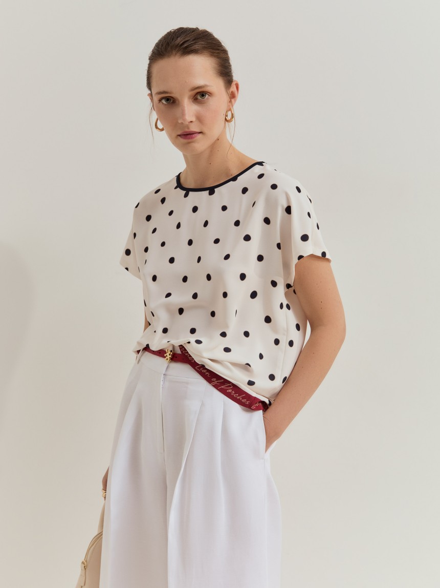 Blusa de manga curta �s bolinhas