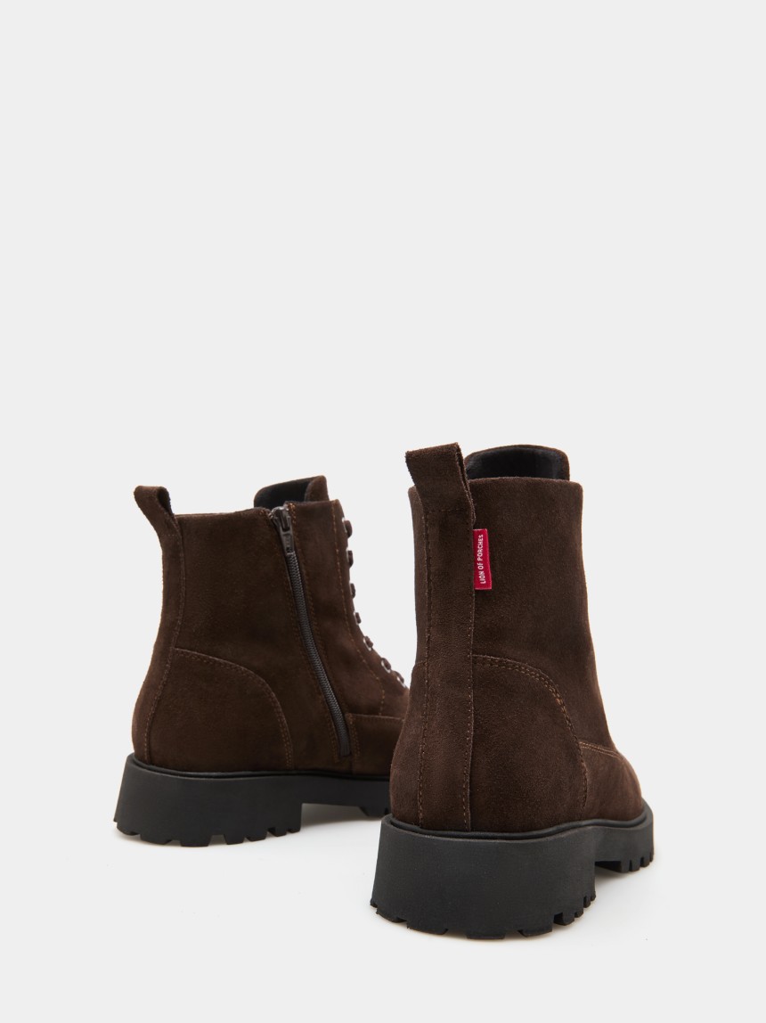 Botas em camur�a com cord�es