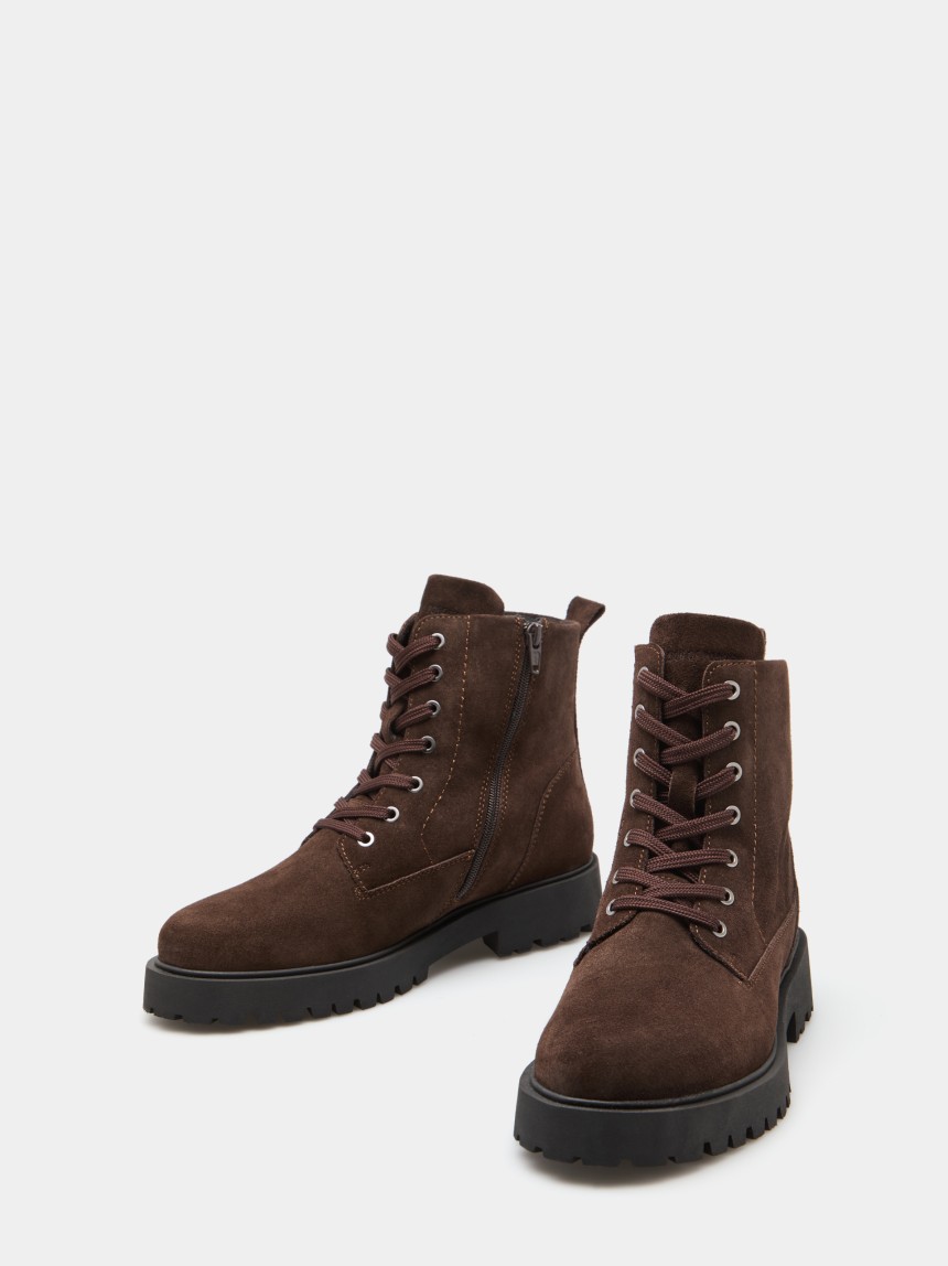 Botas em camur�a com cord�es