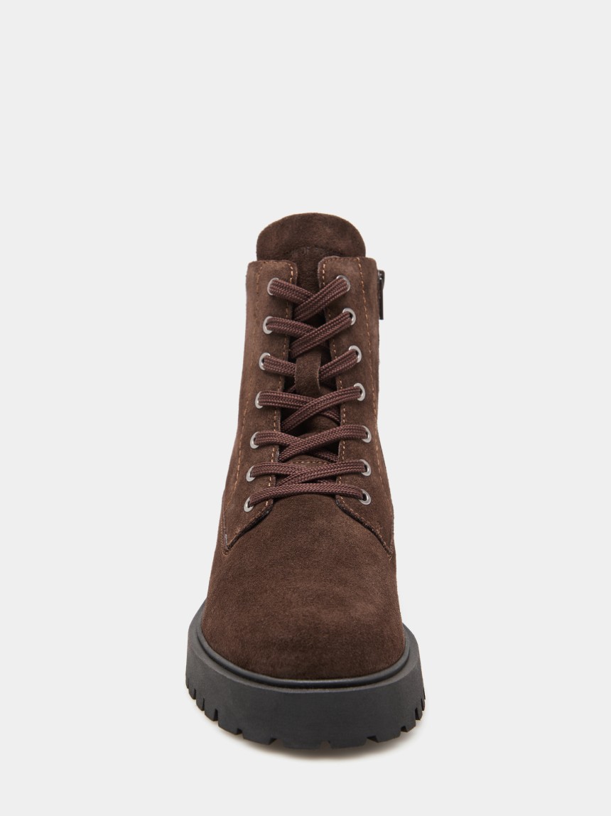 Botas em camur�a com cord�es