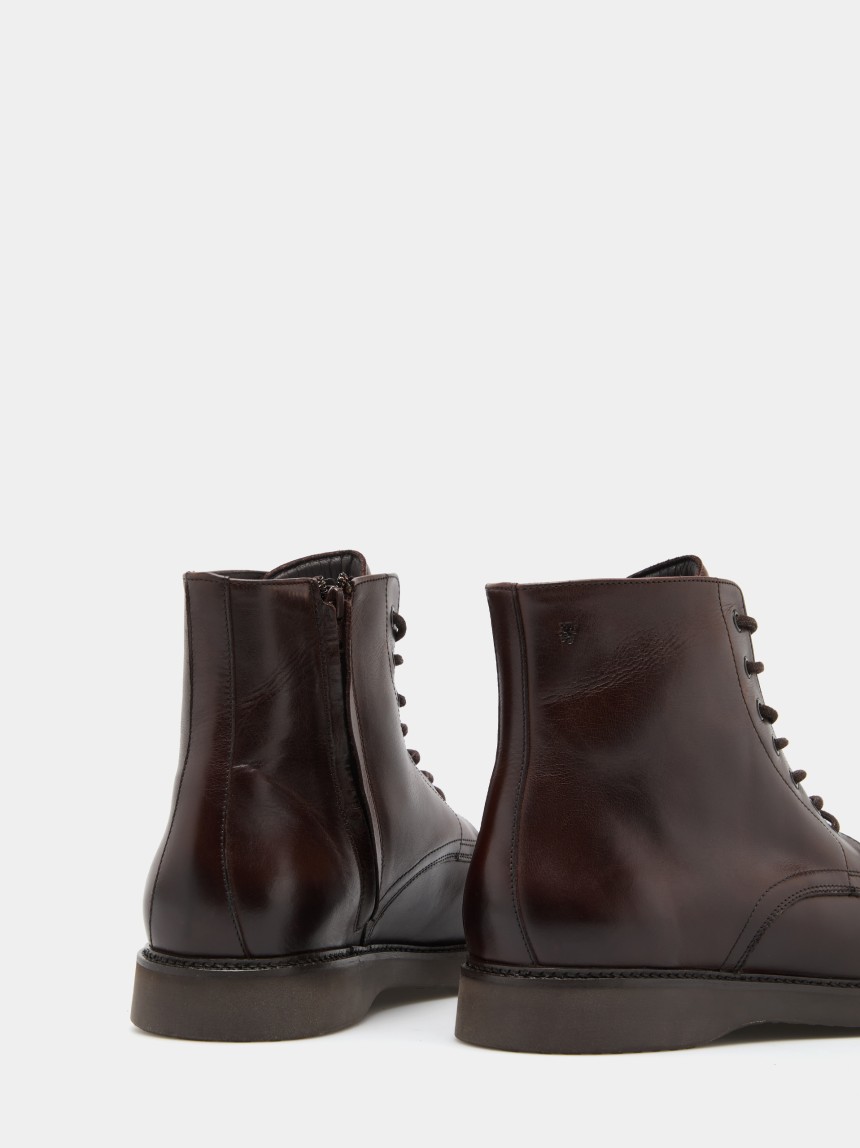 Lace-up military boots