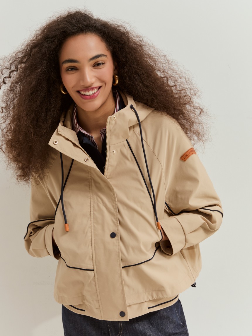 Blus�o curto com capuz