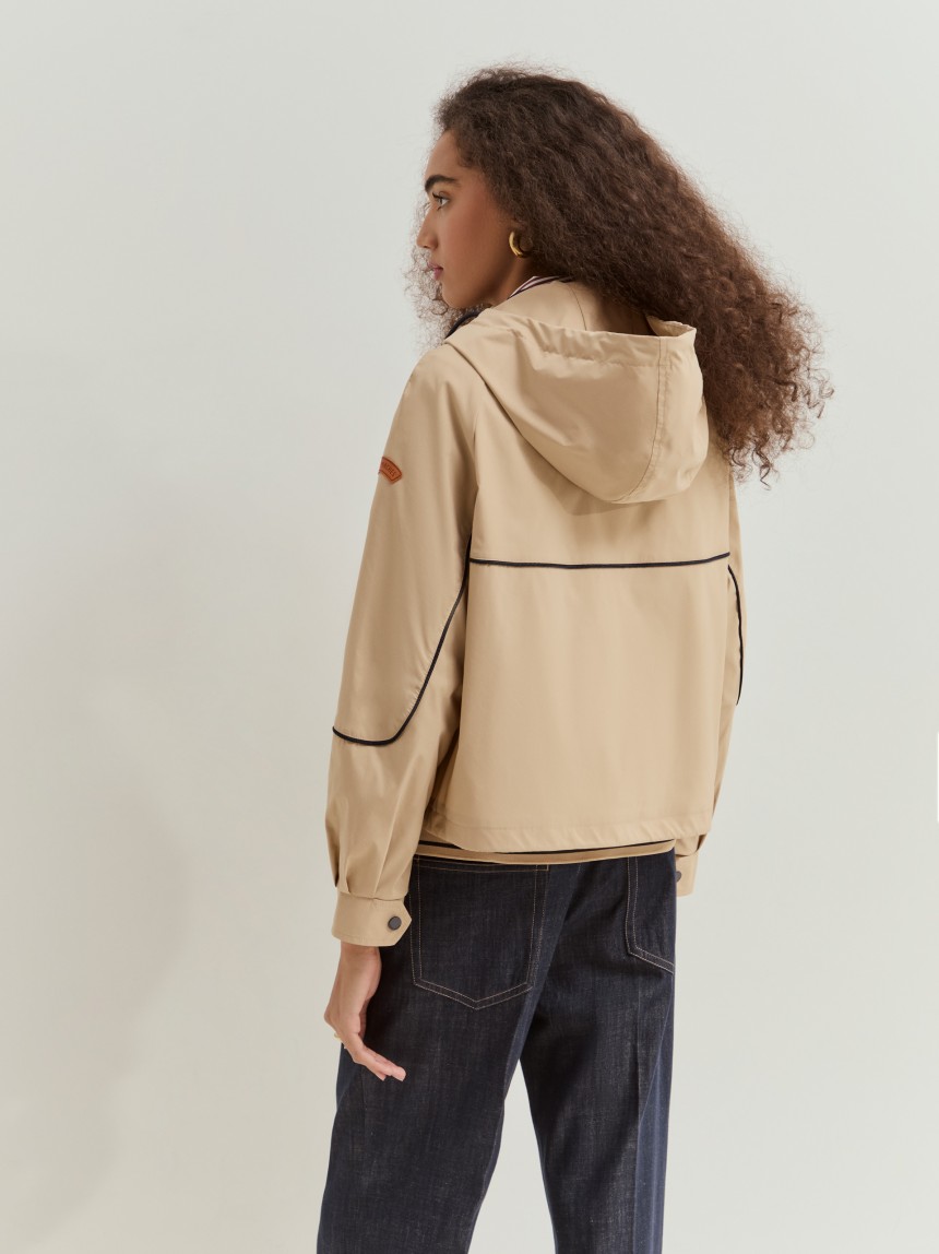 Blus�o curto com capuz