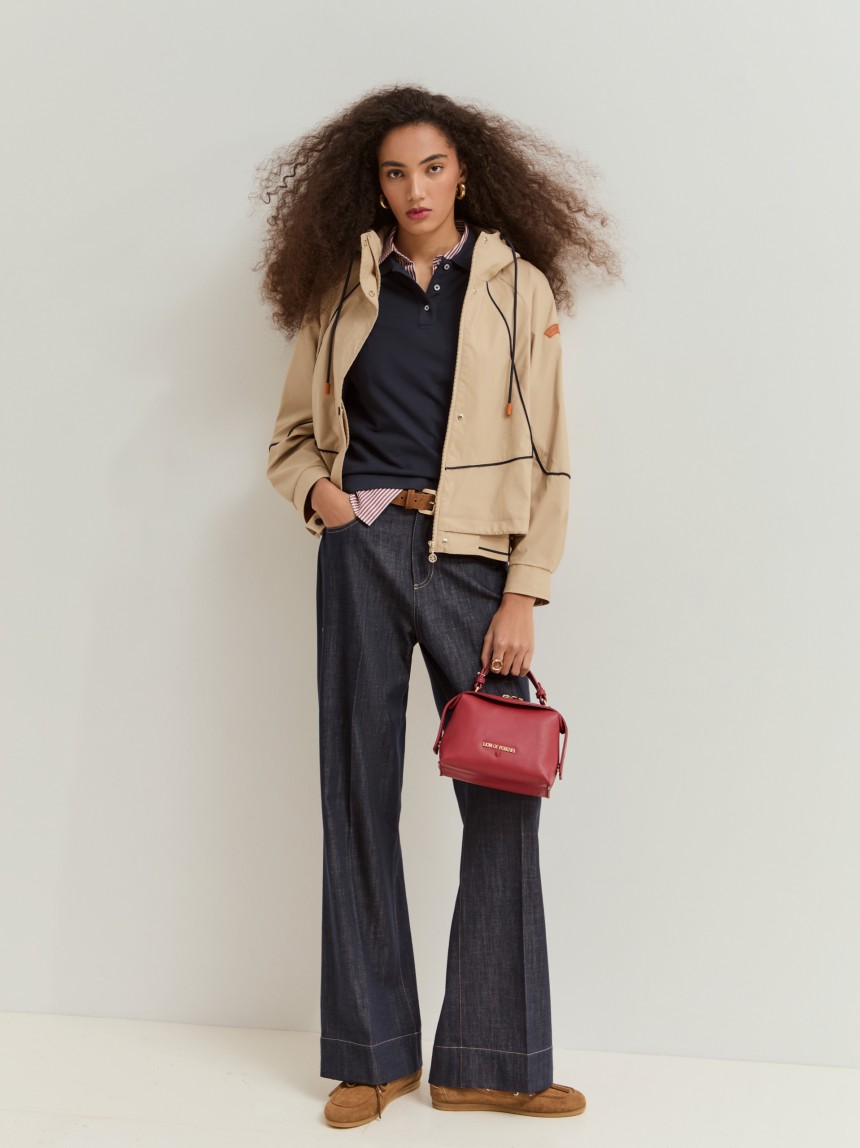 Blus�o curto com capuz