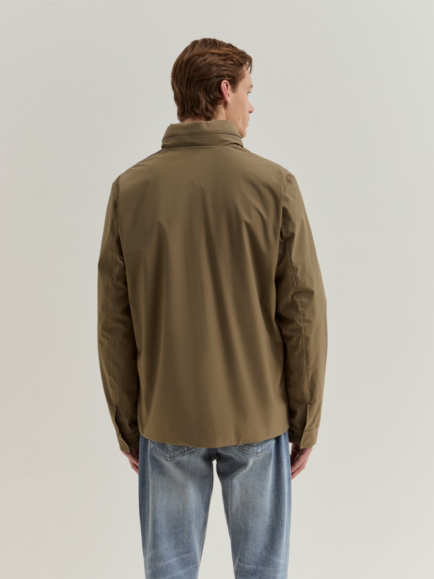 Blus�o com capuz embutido