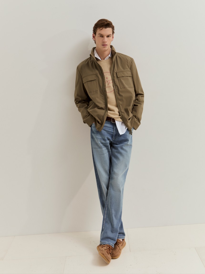 Blus�o com capuz embutido