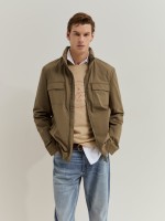 Blus�o com capuz embutido