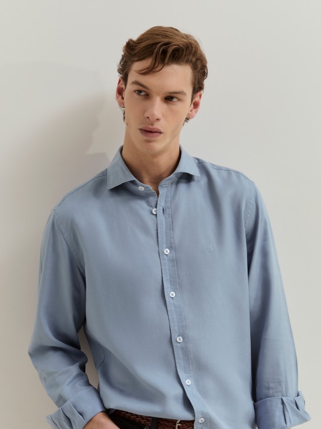 Camisa slim fit em liocel e linho