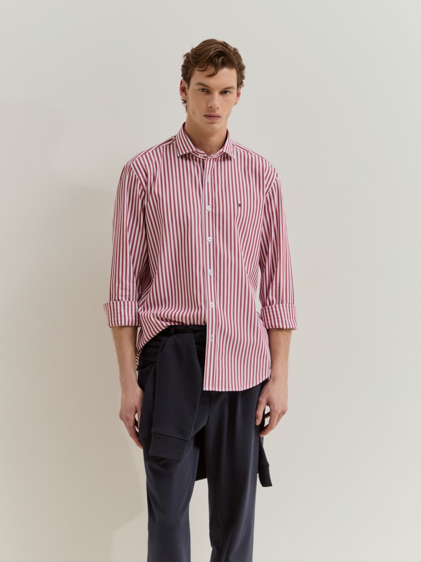 Camisa regular fit �s riscas em algod�o