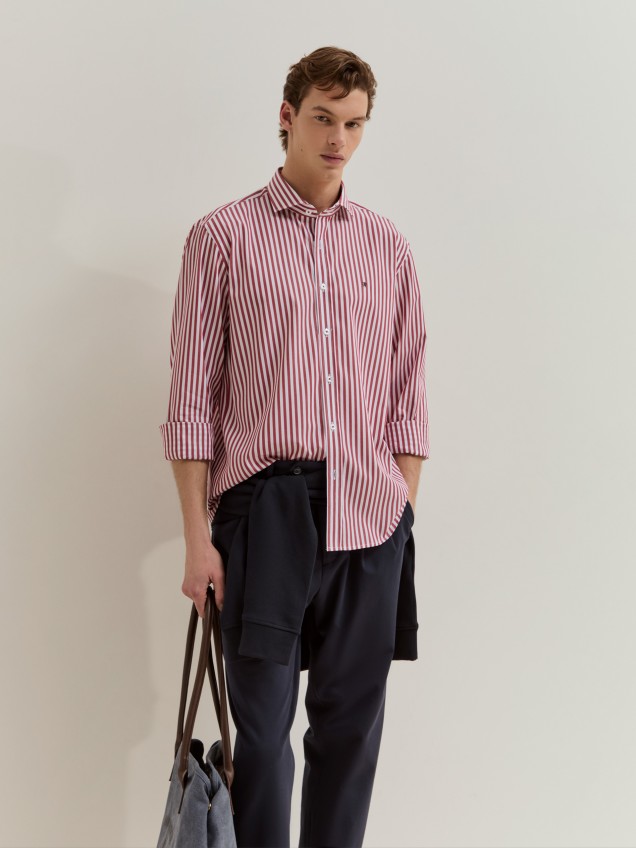 Camisa regular fit �s riscas em algod�o