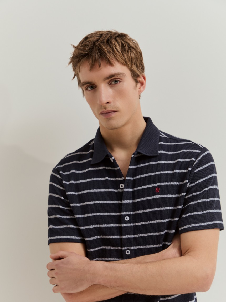 Polo camisa �s riscas